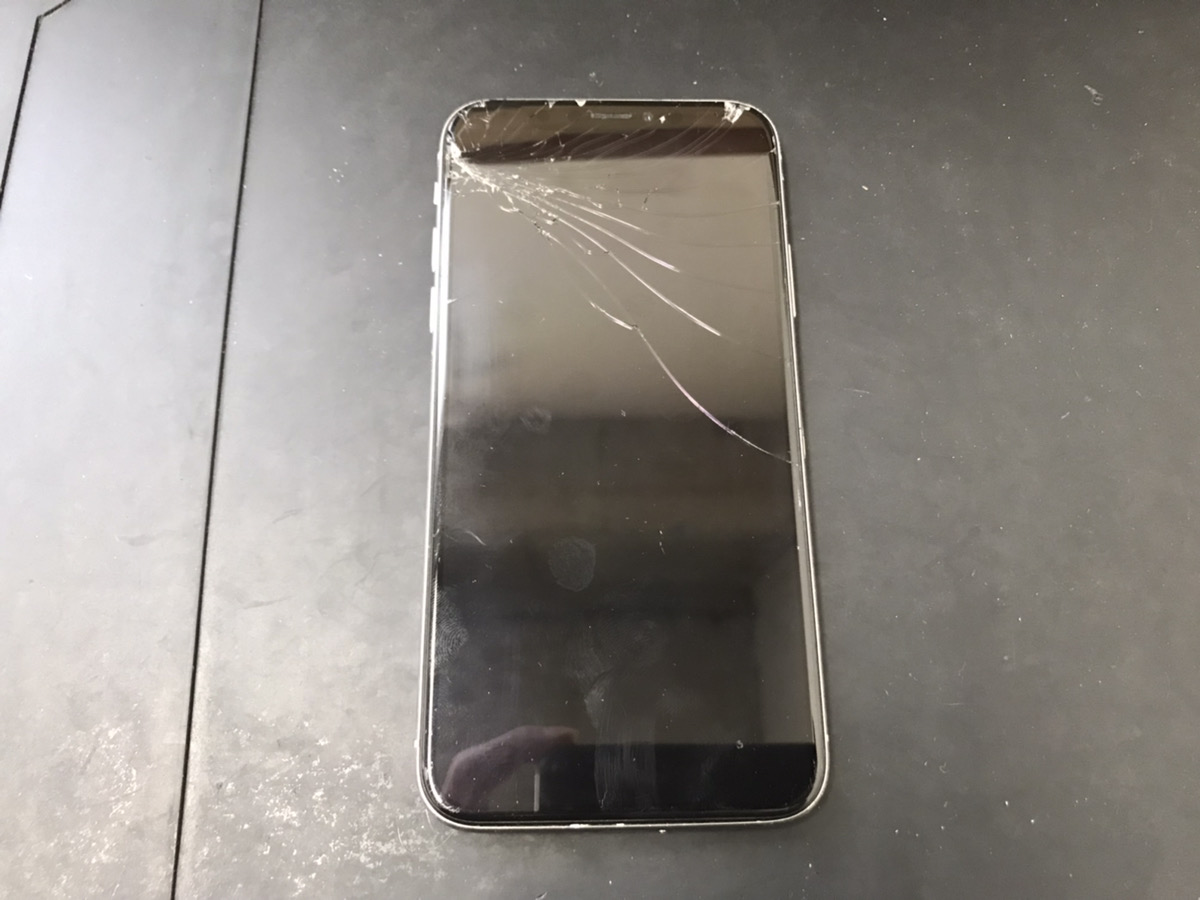 地面に落とした衝撃で画面が割れたiPhoneXの修理依頼