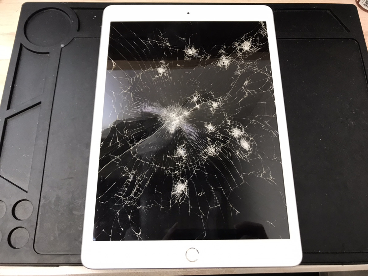 iPad第7世代の画面が割れて液晶まで壊れてしまった！？