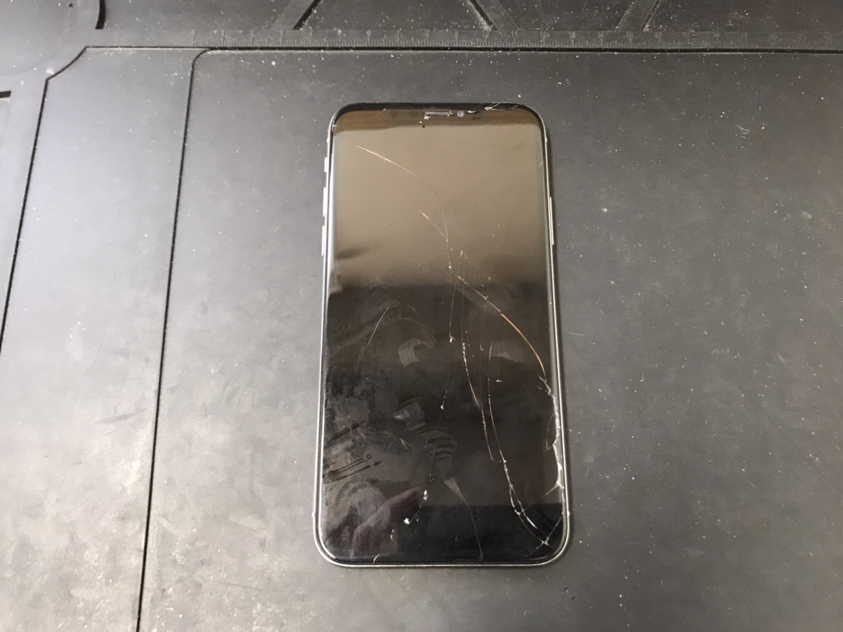 iPhoneXの画面が割れた状態で水没した！？