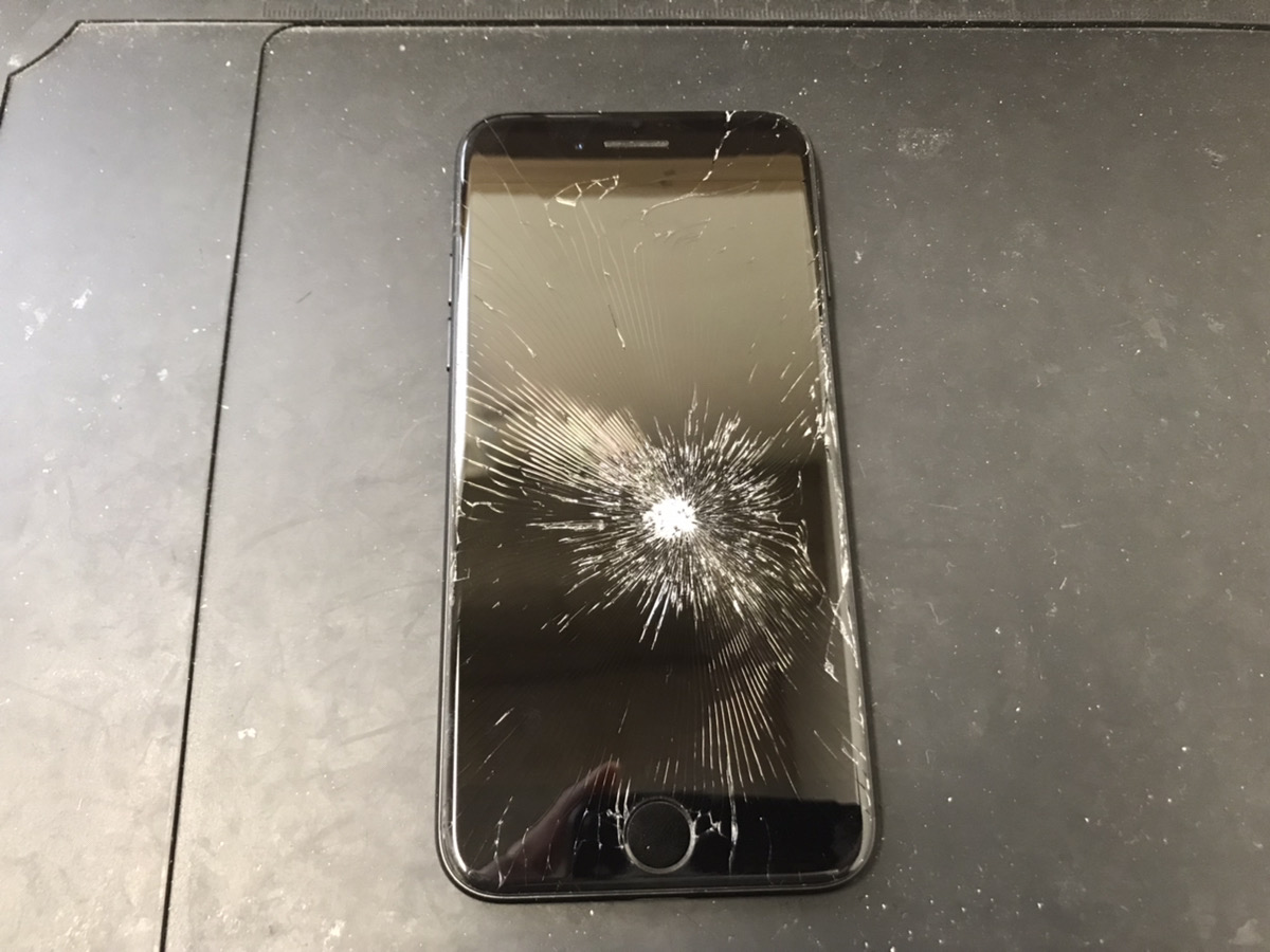iPhone7をハンマーで叩いて画面が割れた！？