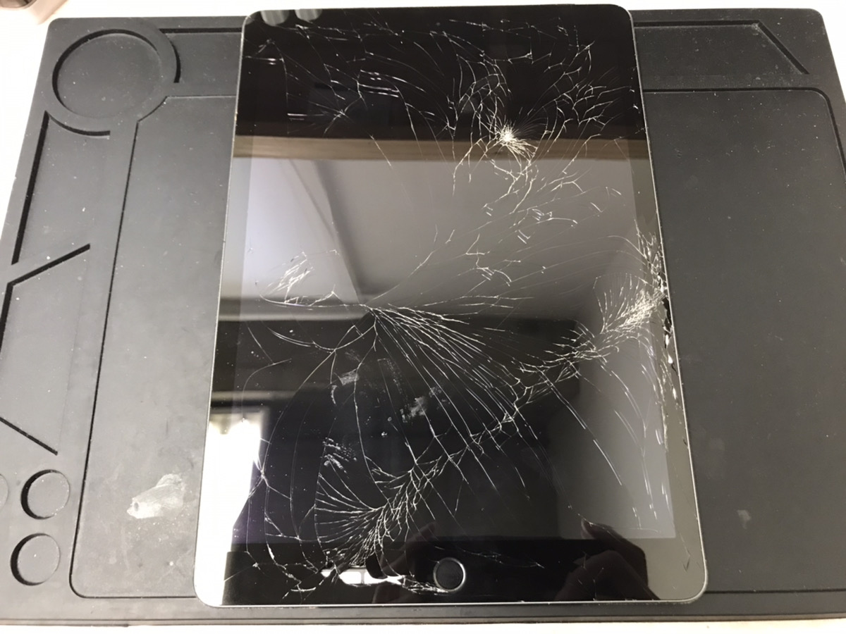 粉々に割れたiPad第8世代の画面も最短1時間で即日修理