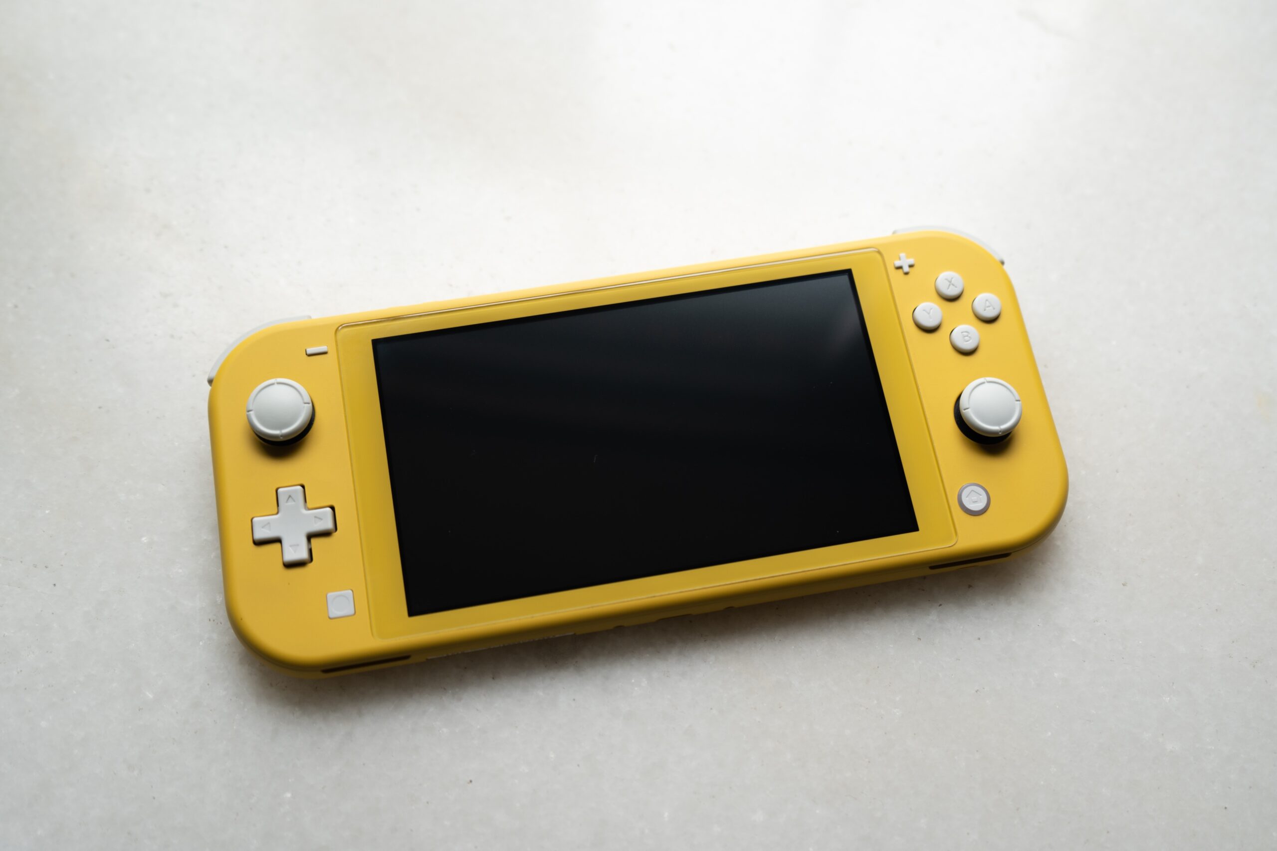 Switch Lite スイッチ　ライト　イエロー　使用期間少ないです。