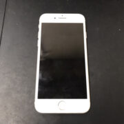 画面がブラックアウトしているiPhone8