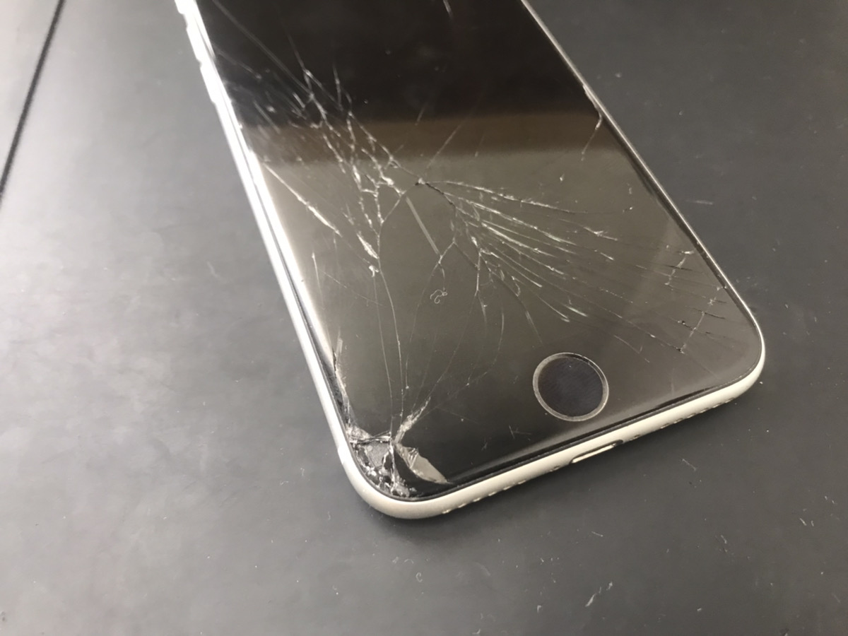 【iPhoneSE2】この割れ方でも『ガラス割れ(軽度)』での画面交換修理で対応可能です！