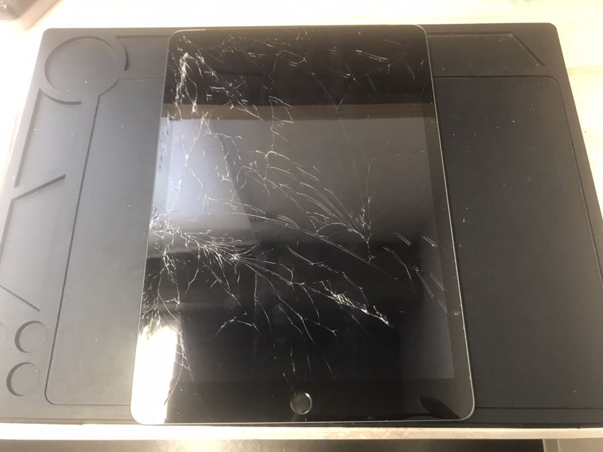 ガラスが粉々に割れたiPad第8世代の画面修理にかかる時間は？