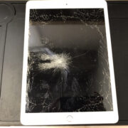 画面が割れているiPad第8世代
