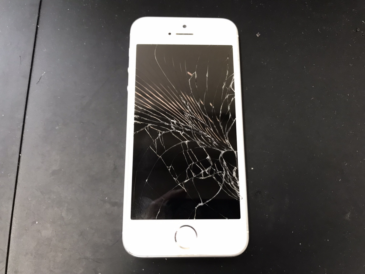 初代iPhoneSEの画面がバキバキに割れても最短15分で修理できます！