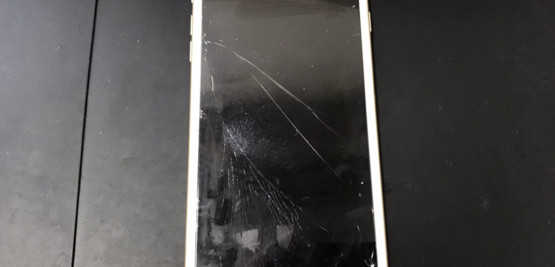 画面が割れているiPhone7Plus