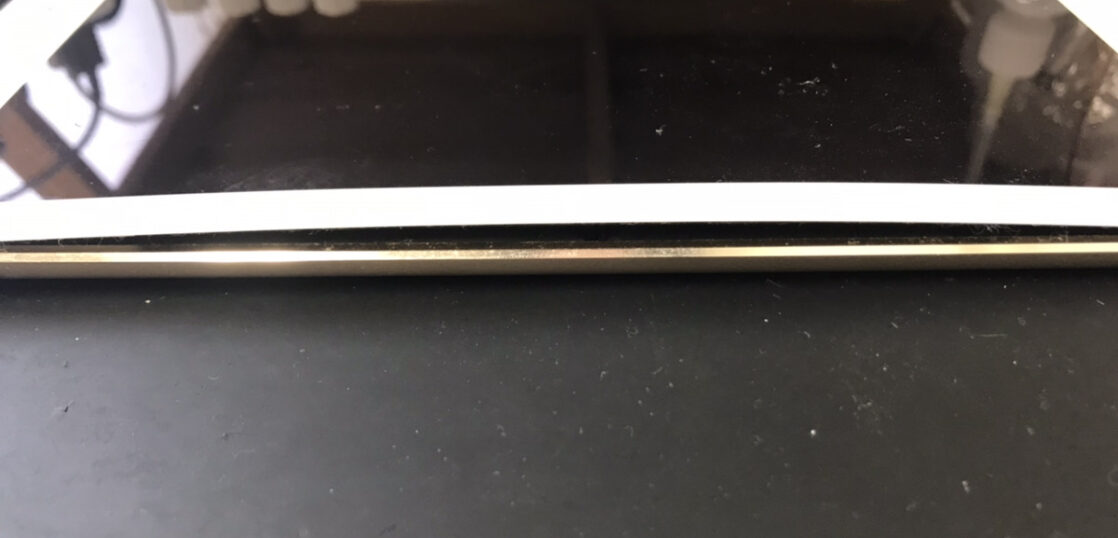 画面が浮いているiPad Air2