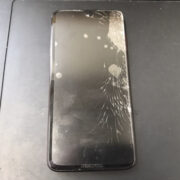 画面が割れているMoto G7 Plus