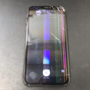 液晶が壊れているiPhone11
