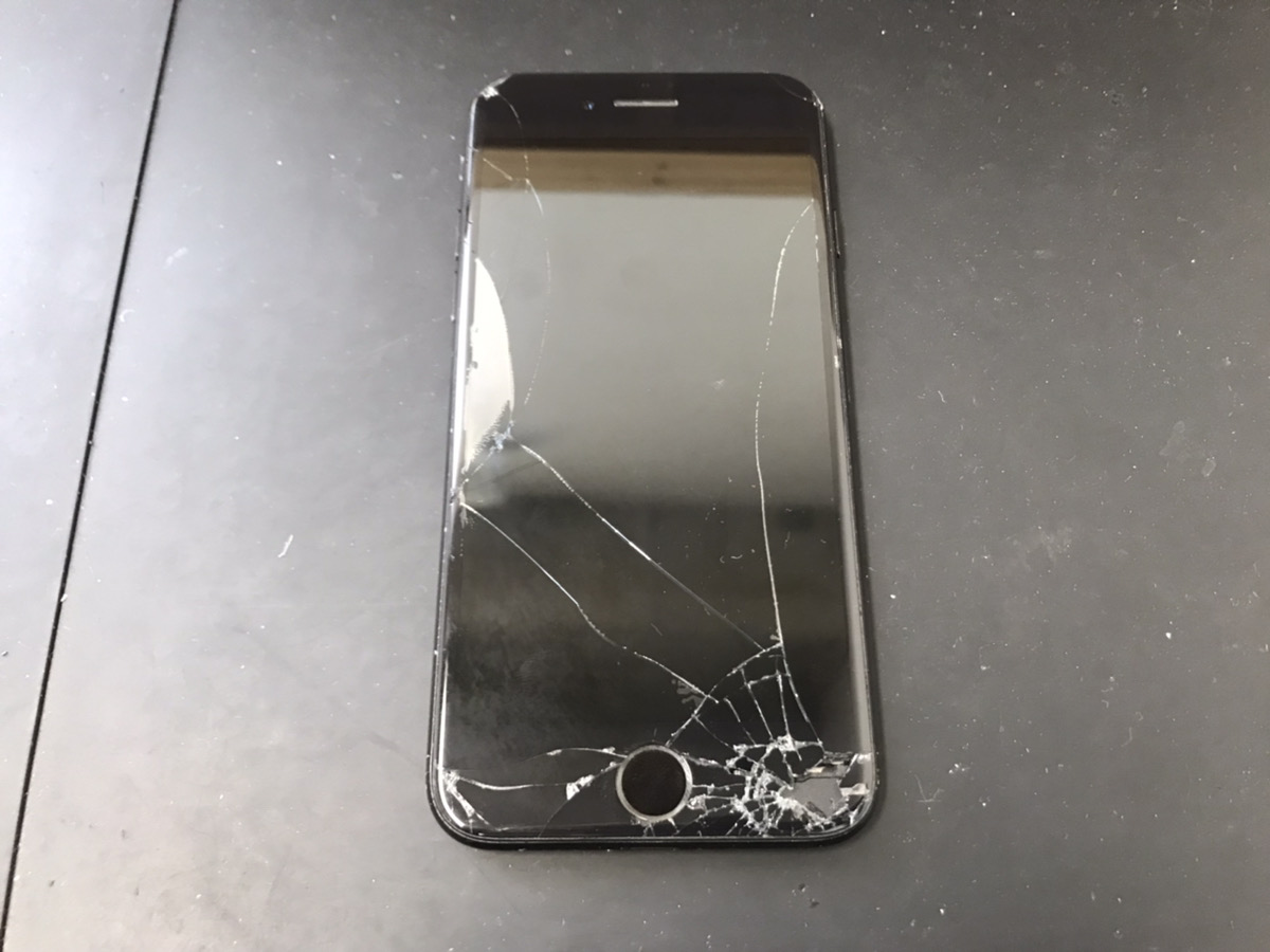 ホームボタン横のガラス片が取れているiPhone7の画面交換修理
