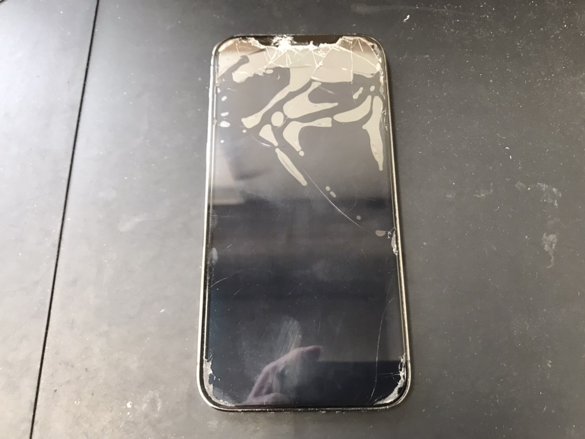 画面が割れてブラックアウトしたiPhone12Proの復旧修理依頼