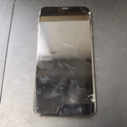 画面が割れているiPhoneXSMax