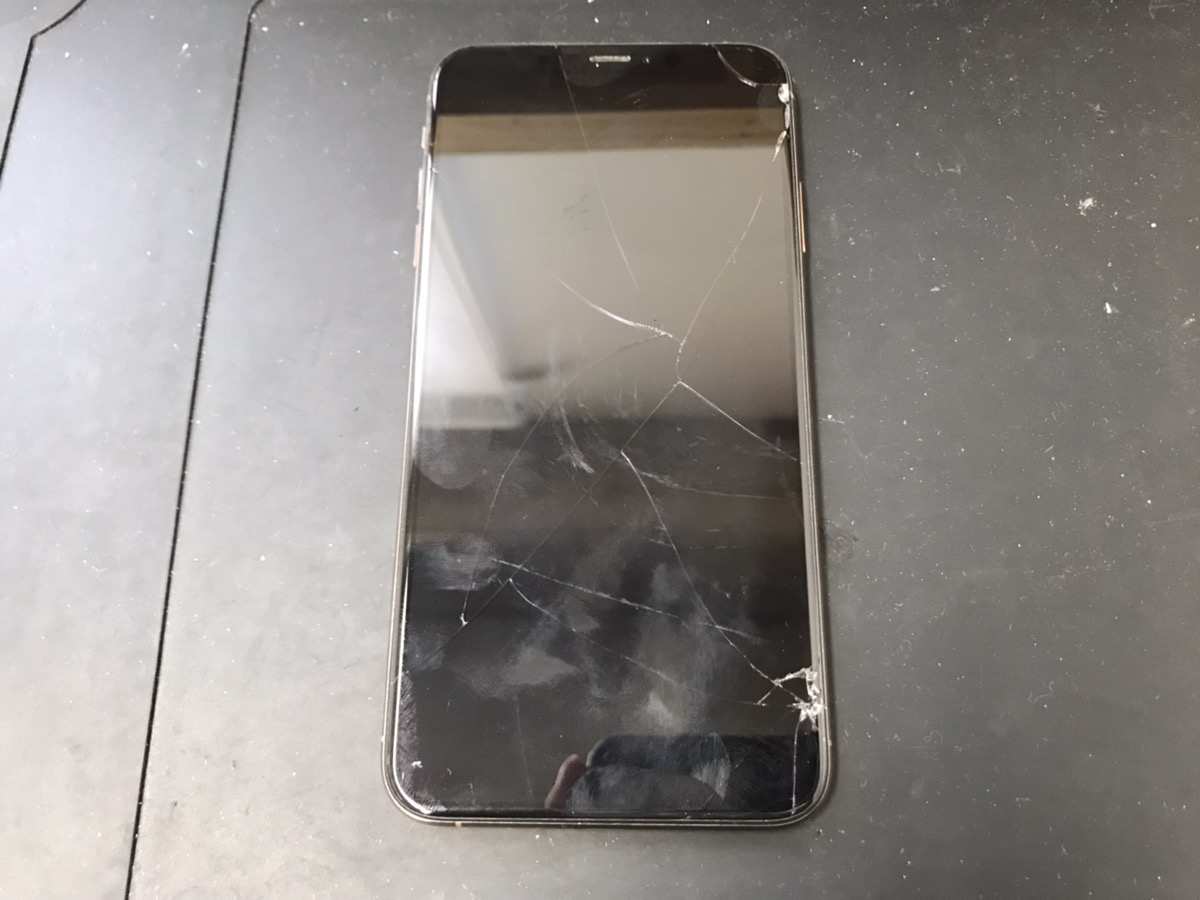 iPhoneXSMaxの画面が割れてゴーストタッチが起きている！？