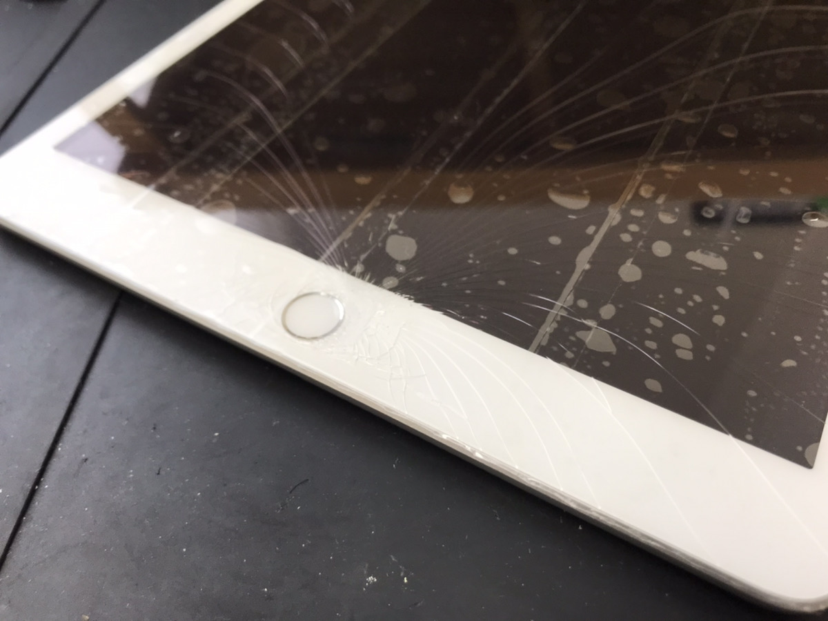 画面下部のガラスが粉々になったiPad第8世代の修理依頼