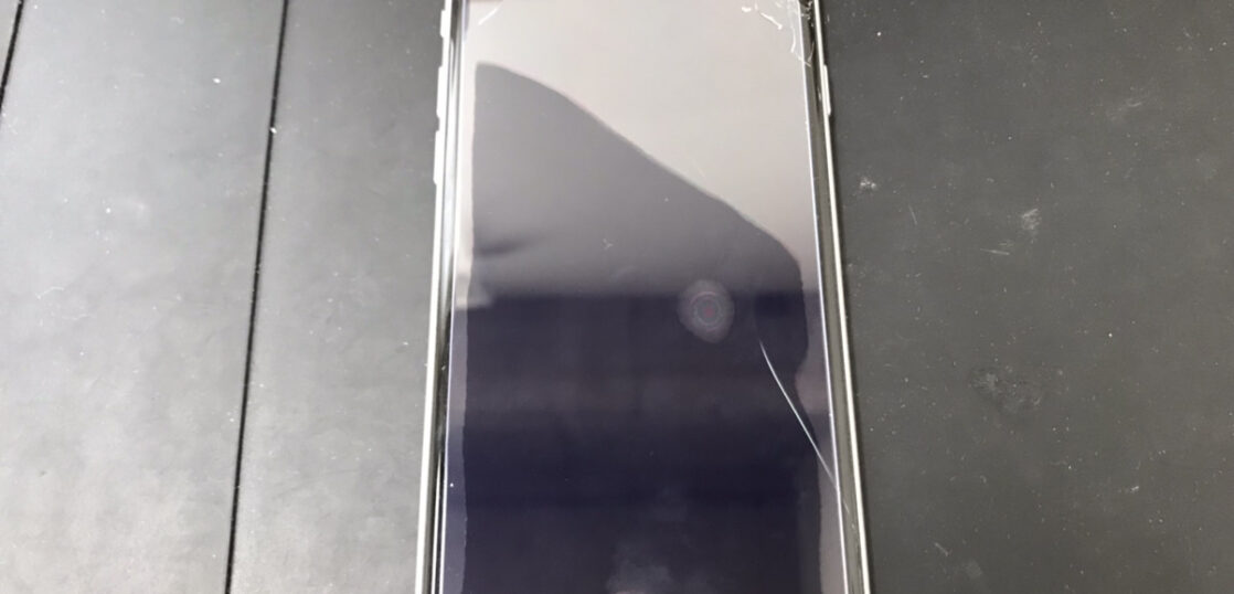 ガラスが割れているiPhoneSE2