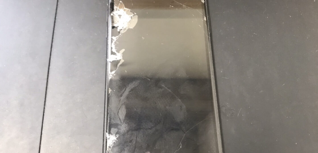 ガラスが剥離しているiPhoneXR