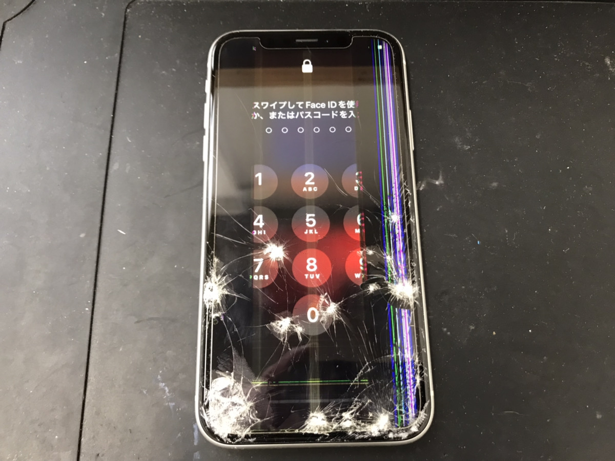 ガラスが粉々に割れて液晶まで壊れているiPhoneXRの修理依頼