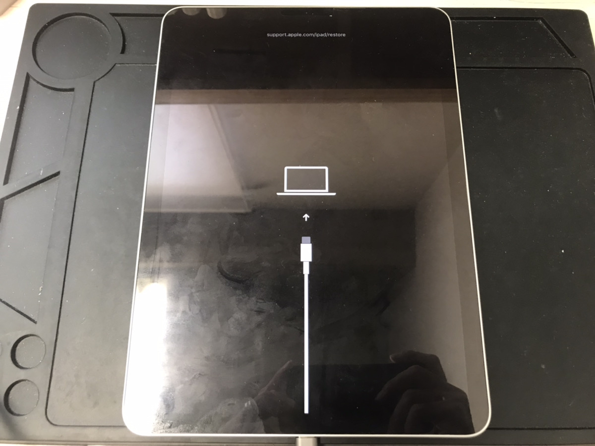 【iPad Air4】スリープボタンの陥没でリカバリーモードに！？