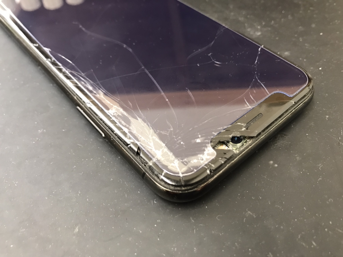 ガラスが割れて画面が浮いてきたiPhoneXの修理依頼