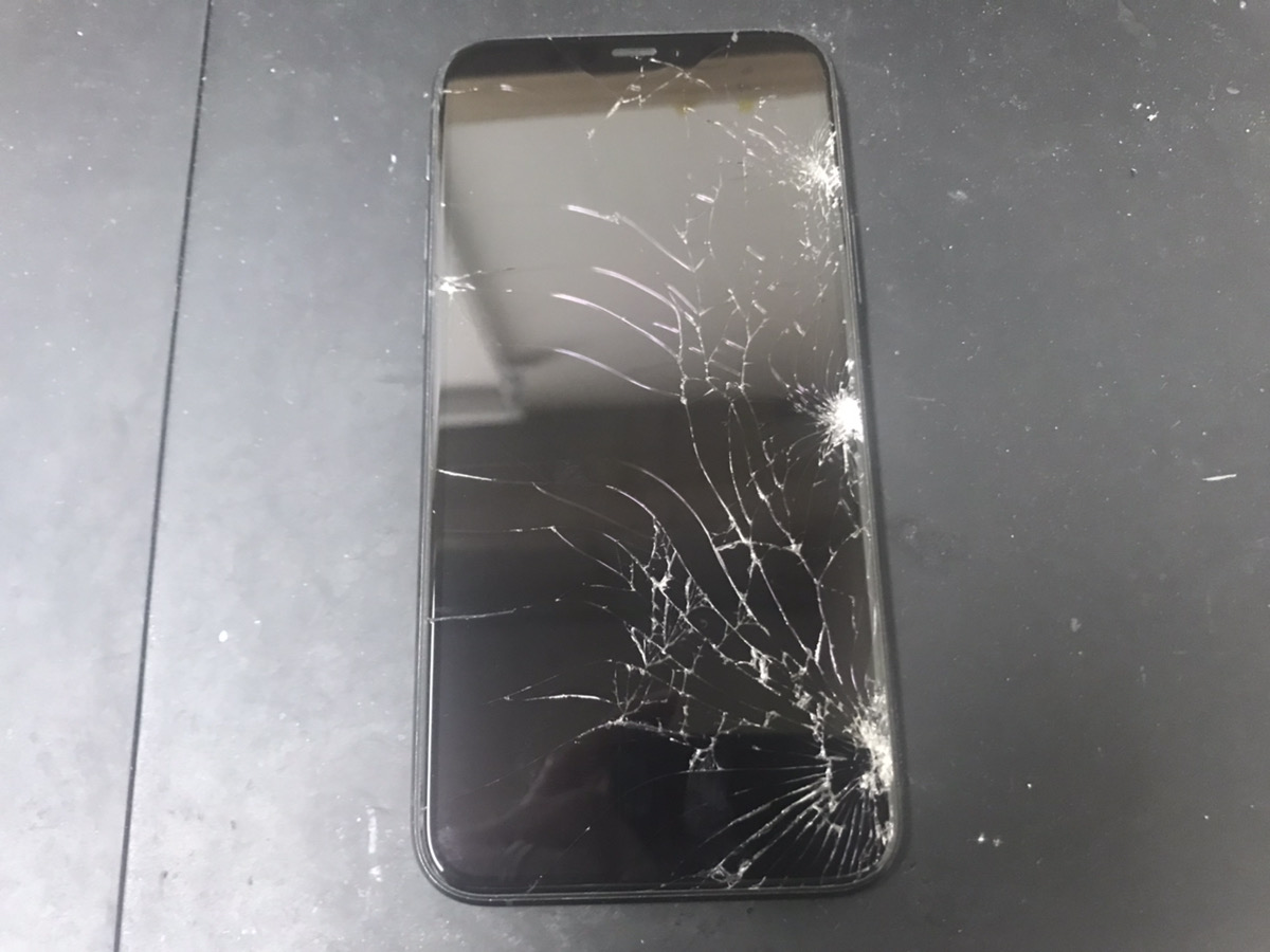 画面が粉々に割れたiPhone11Proの修理も最短30分で！