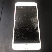 画面が粉々に割れているiPhone7Plus