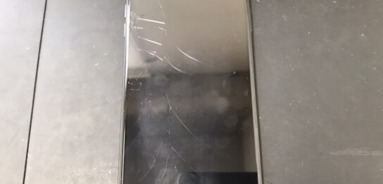ガラスが割れているiPhoneXSMax