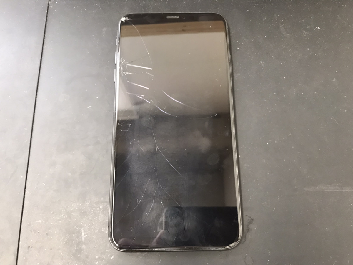 大画面ディスプレイのiPhoneXSMaxのガラス割れも最短30分の即日修理