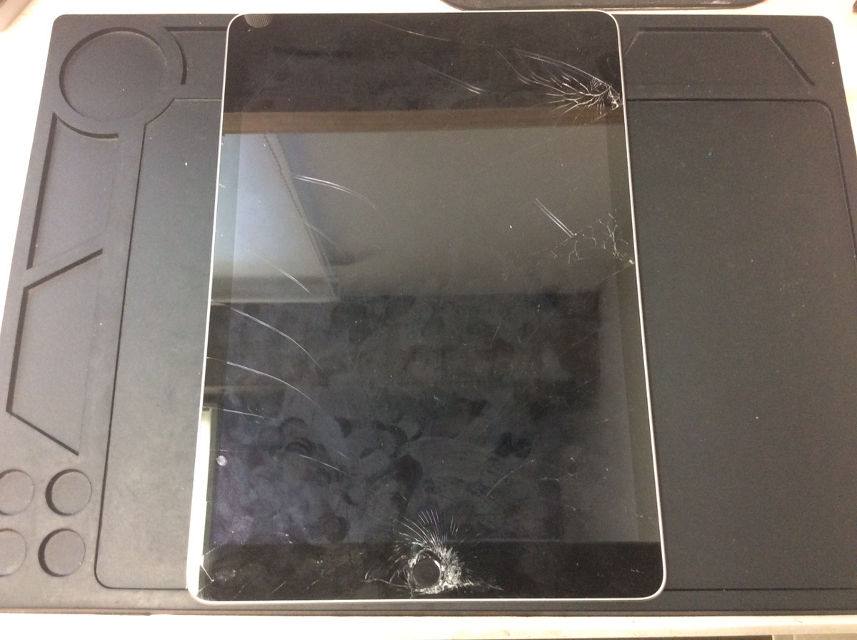 【iPad第9世代】ホームボタン周辺のガラスが粉々に割れて危険な状態に！？