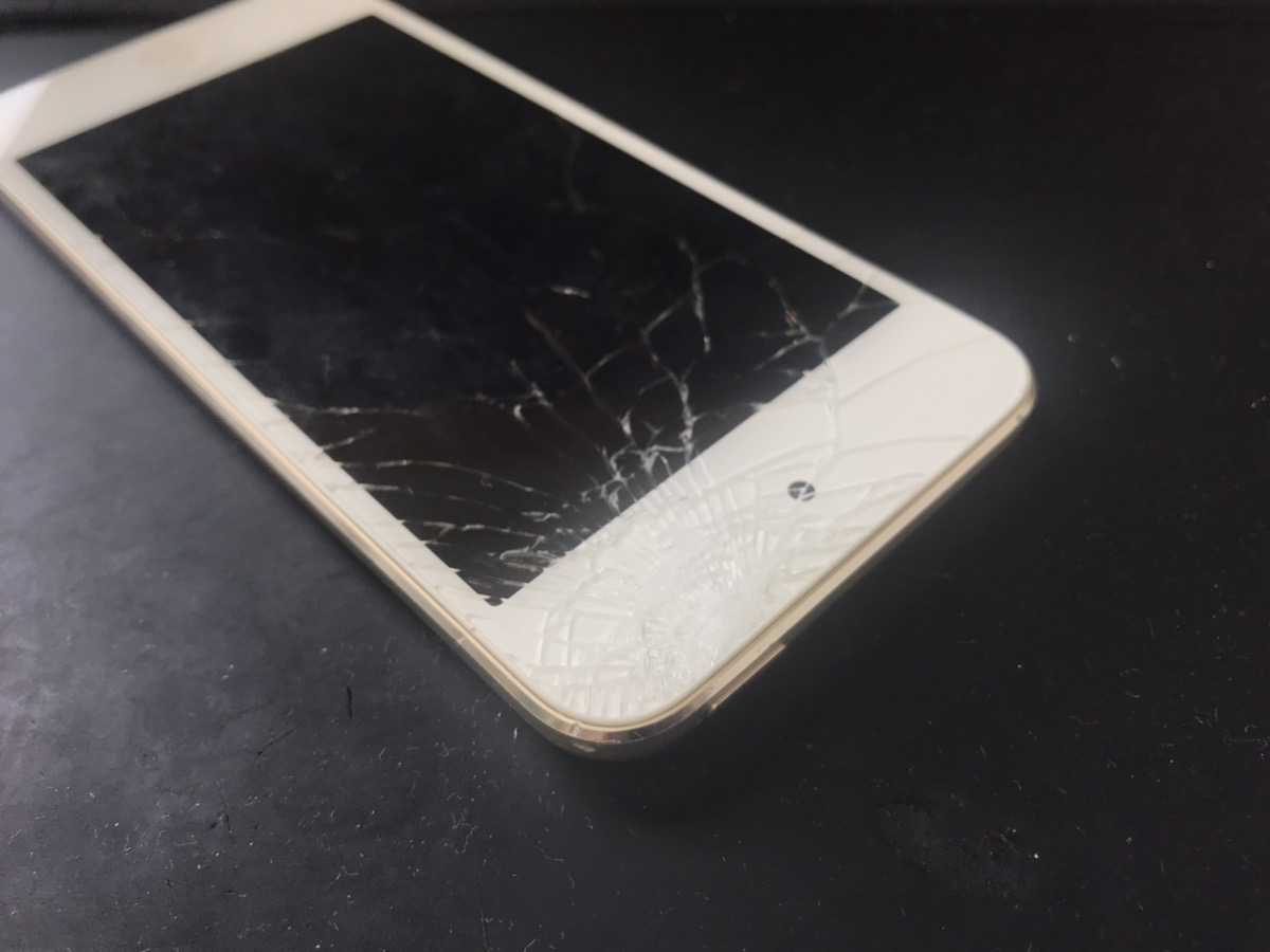 ガラスが粉々に割れたiPod Touch7の画面交換修理