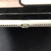 充電器が中折れしているiPad Air2