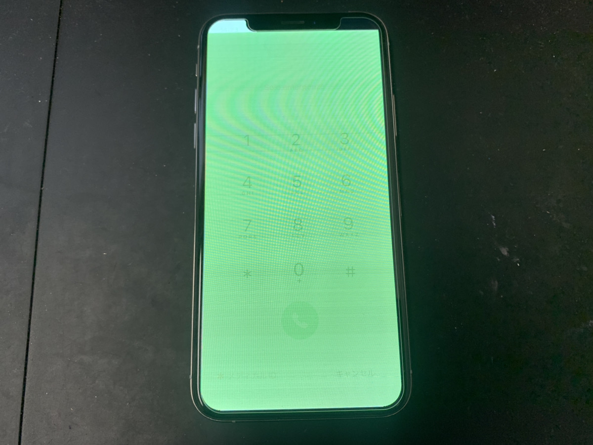 落下後から画面が緑色になったiPhoneXSの修理依頼