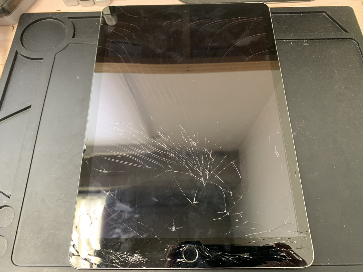 ガラスがバキバキに割れたiPad第7世代の画面交換修理