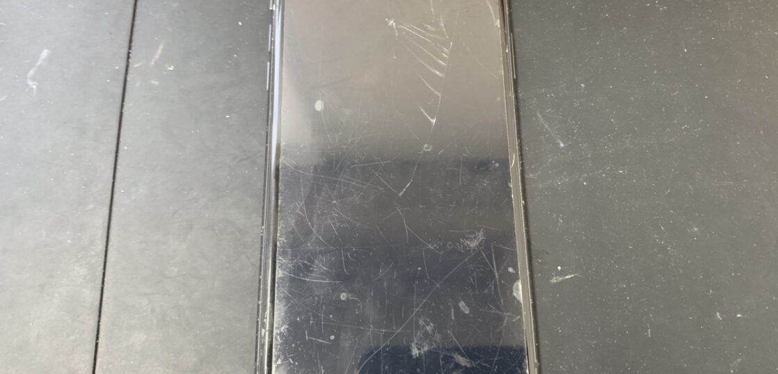 画面が割れているiPhone11