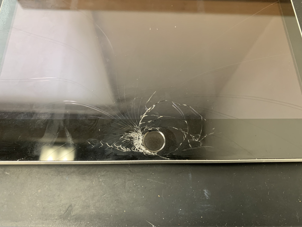ホームボタン周辺のガラスが割れたiPad第9世代の修理依頼