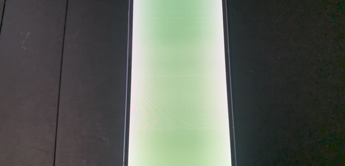 画面が緑色になっているiPhone12