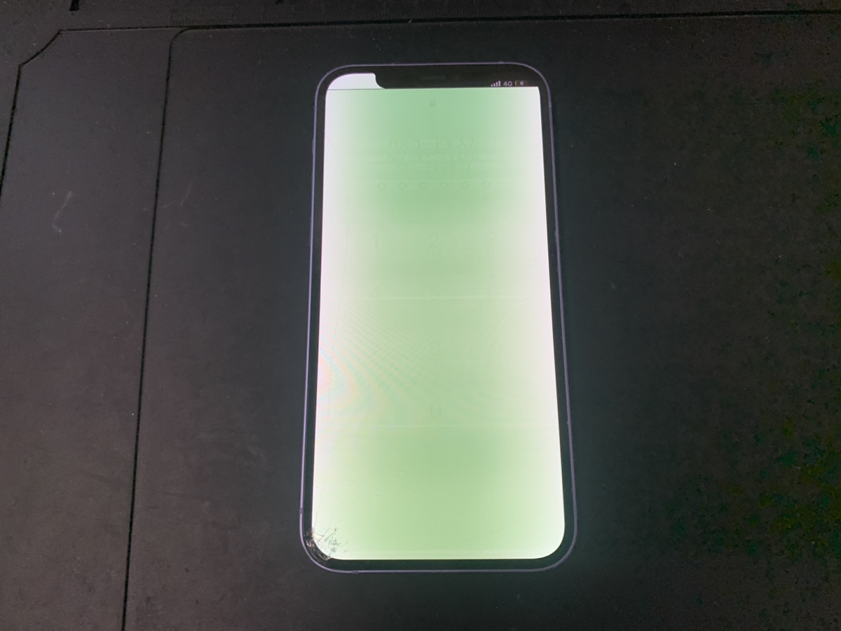 ガラス割れを放置した結果、画面が緑色になったiPhone12の修理依頼