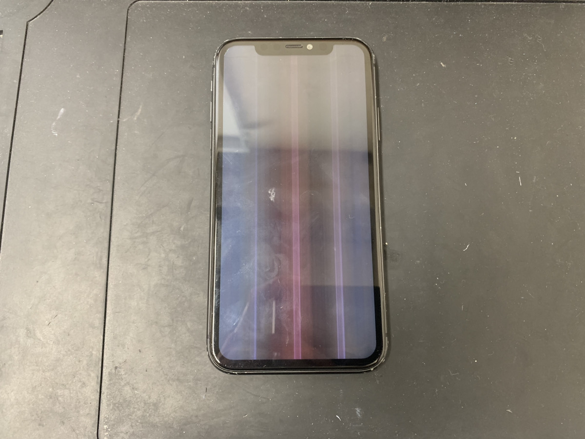 【iPhone11】画面は割れていないが液晶表示に問題が！？