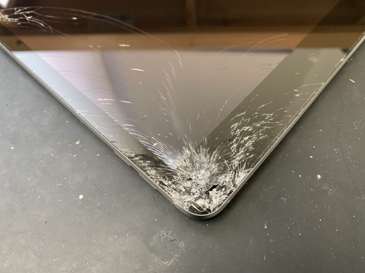 画面右上のガラスが粉々に割れているiPad第9世代の修理依頼
