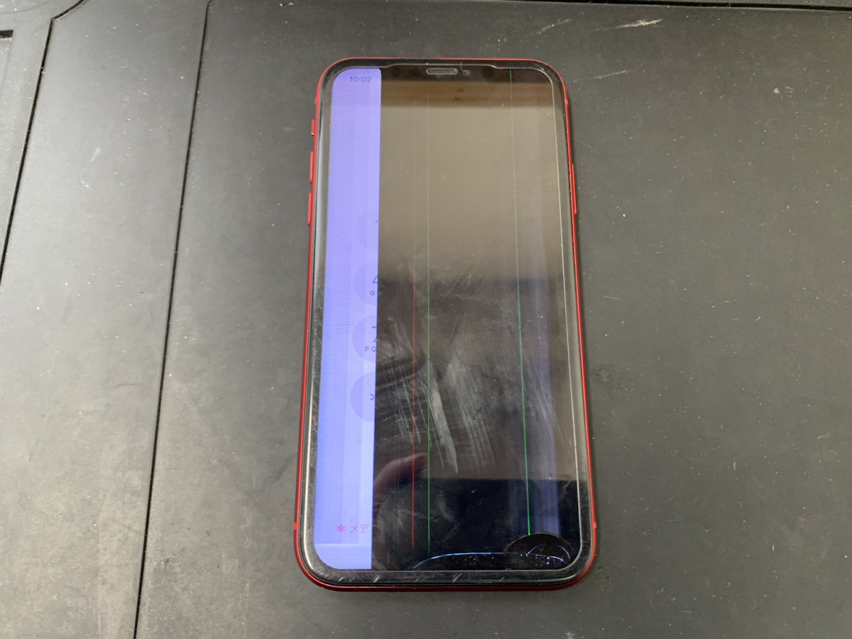 液晶が完全に壊れてしまったiPhone11の画面交換修理