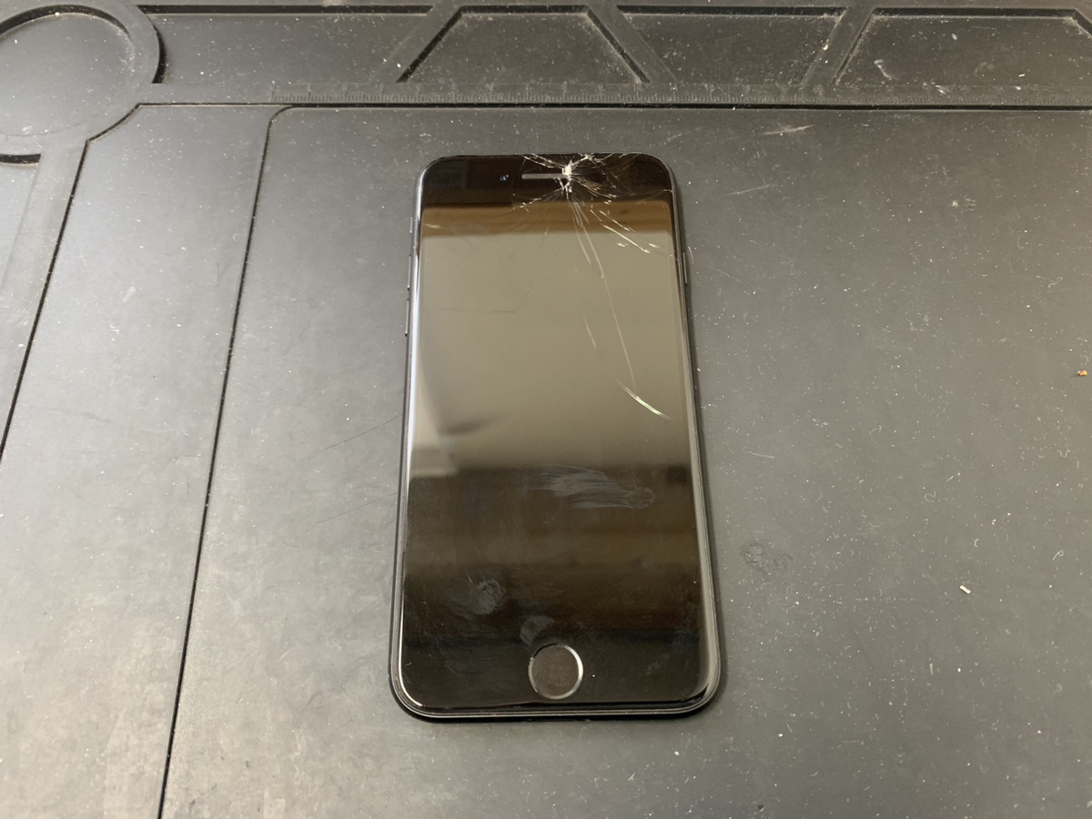 画面上部が割れているiPhoneSE2のガラス交換修理