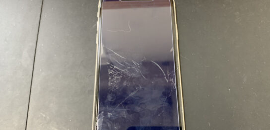 ガラスが割れているiPhone11