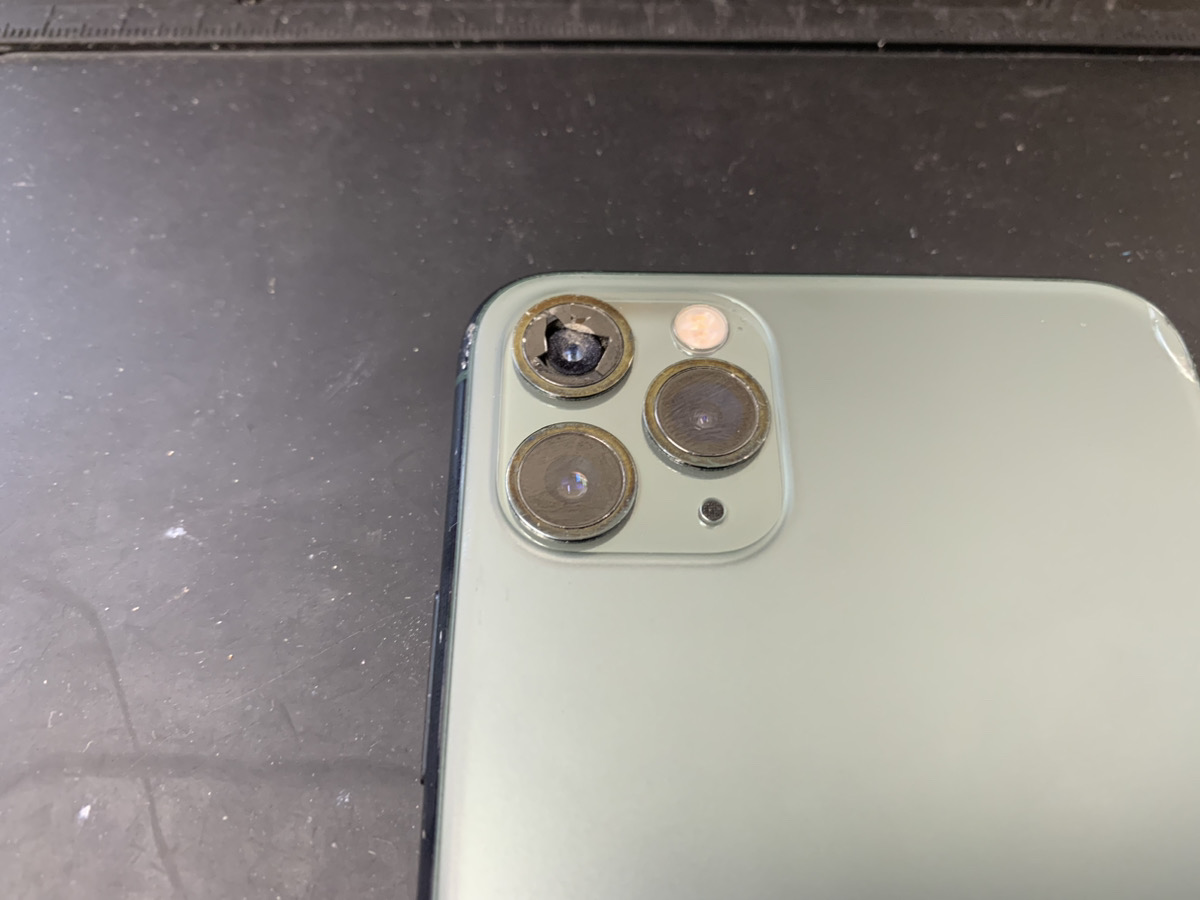 iPhone11ProMaxのカメラレンズが割れて中身が丸見えに！？