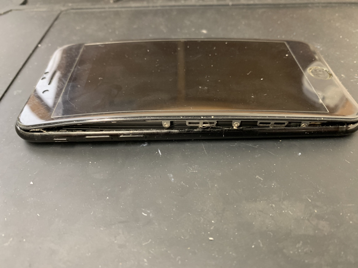 バッテリーの膨張で非常に危険な状態のiPhone7