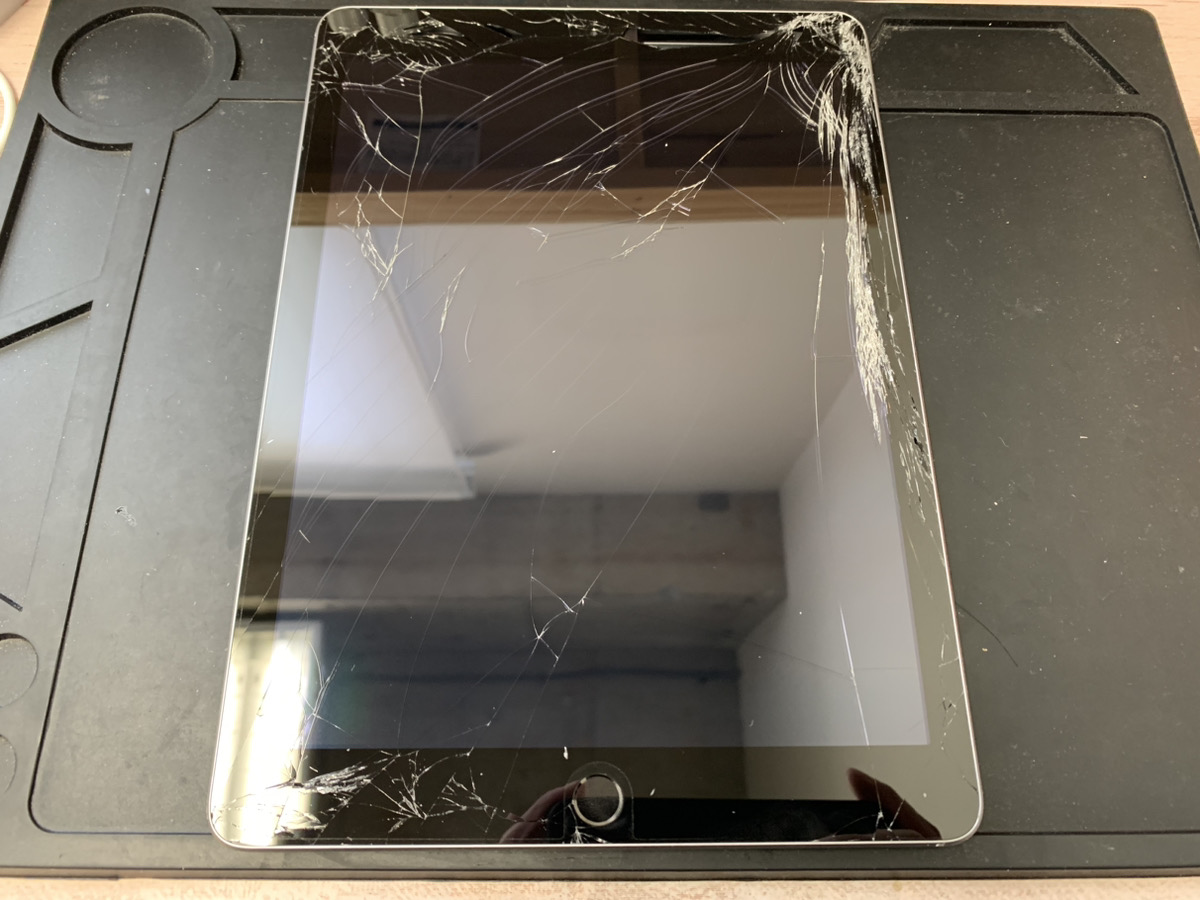 ガラスが粉々に割れたiPad第5世代の画面交換修理