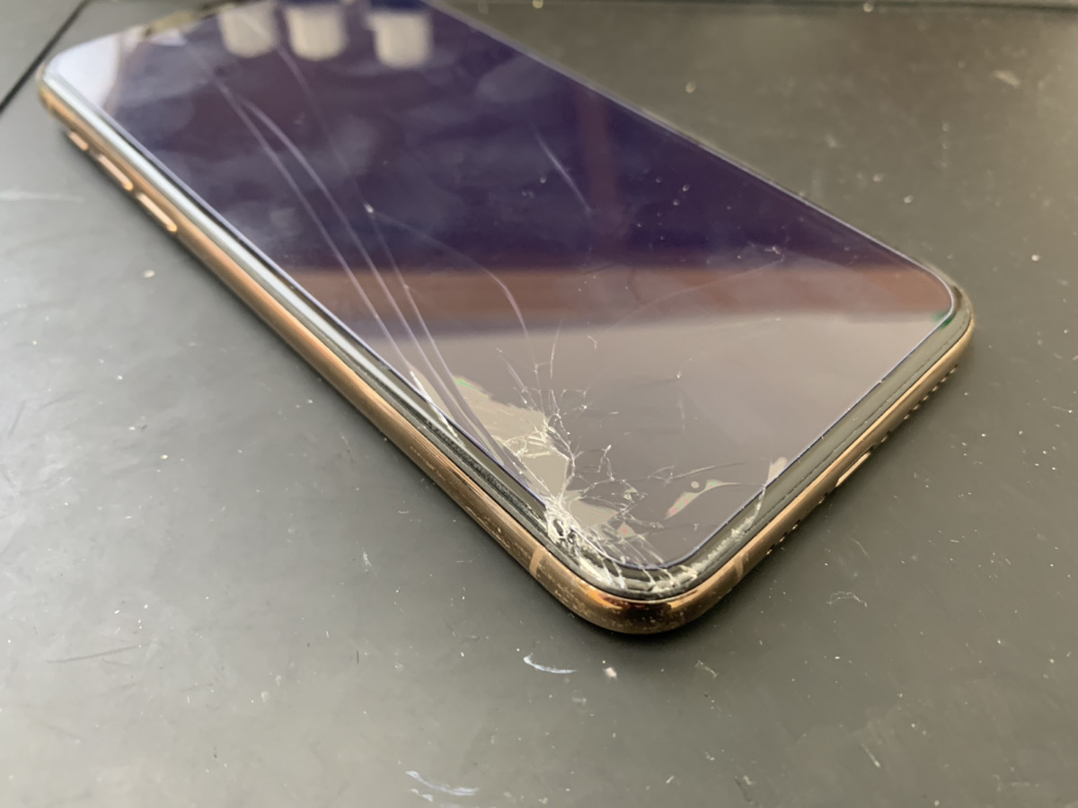ガラスが割れているiPhone11Proの画面交換修理