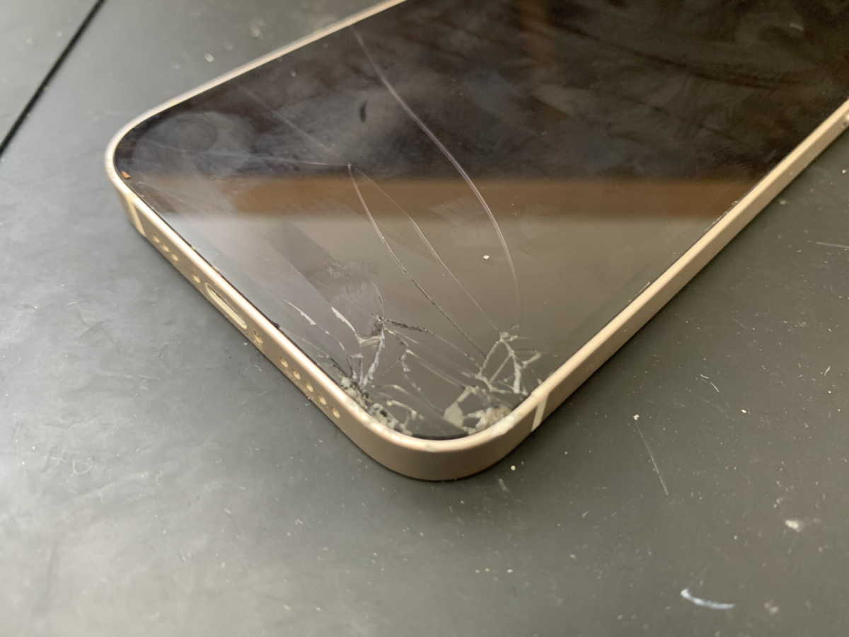 画面右下のガラスが割れているiPhone12の修理依頼