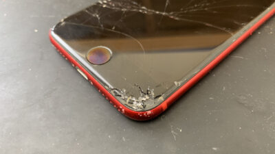 画面が割れてガラス片がポロポロと落ちるiPhone8の修理依頼