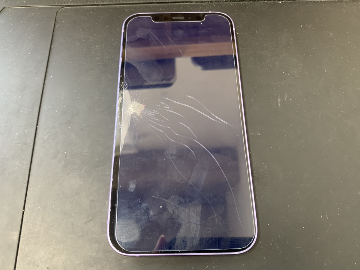 画面が割れているiPhone12